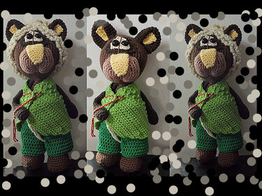 Drei Aufnahmen eines gehäkelten Bären zur Ansicht von Proportionen, Maschenstruktur und Farbakzenten, mit und ohne Mütze