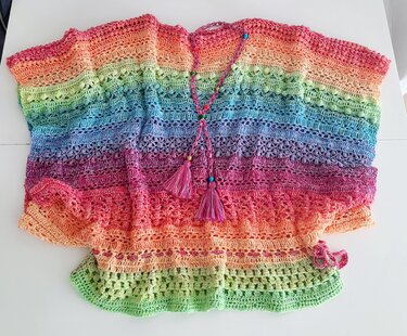 Luftige Häkel-Tunika in Regenbogenfarben mit Quasten und Perlen