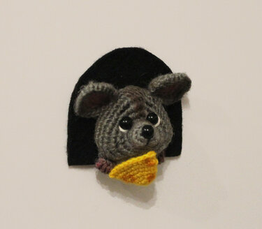 The mouse thief. A magnet on the fridge. - Crochet