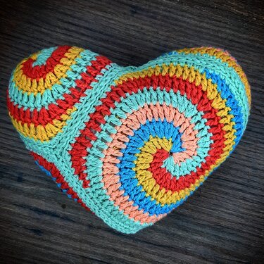 Crochetpattern for a Heart pillow with Spiral-Design
