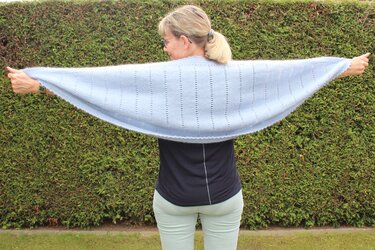 Anleitung Stola „Flauschig mit Lochmuster“ - Bild 2
