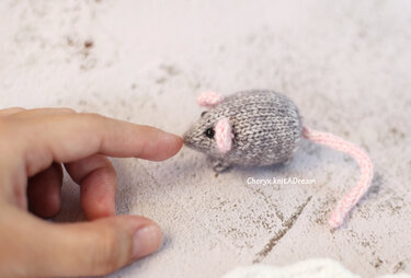 The tiny mouse Keychain (PDF knitting pattern)