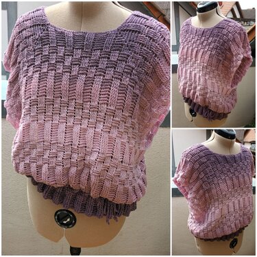 Gehäkeltes Kurzarmshirt mit Korbmuster in Violett‑Rosa auf Schaufensterpuppe