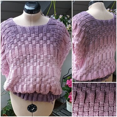 Gehäkeltes Damen-Shirt auf Schneiderpuppe, violett-rosa Farbverlauf, strukturiertes Kästchenmuster und Rippenbund