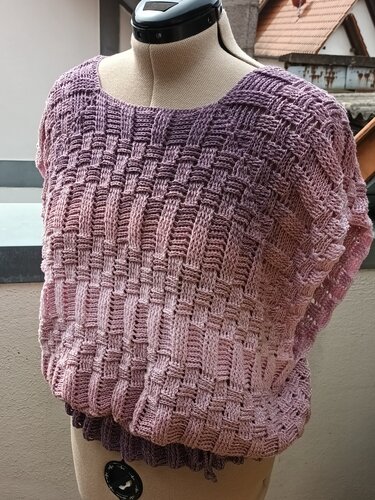 Gehäkelte Damen-Tunika in Rosa‑Lila Farbverlauf mit Kästchenmuster auf Schneiderpuppe
