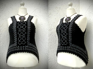 Front- und Seitenansicht gehäkeltes Damen-Top mit Zopfmuster und gezacktem Saum auf Schneiderbüste
