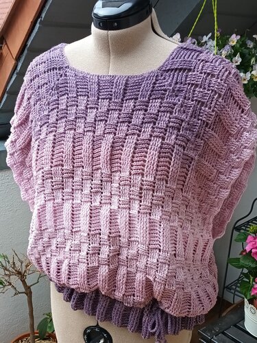Kurzärmelige Häkel-Tunika mit Korbmuster, Kordelbund und Lila‑Rosa Farbverlauf auf Schneiderpuppe