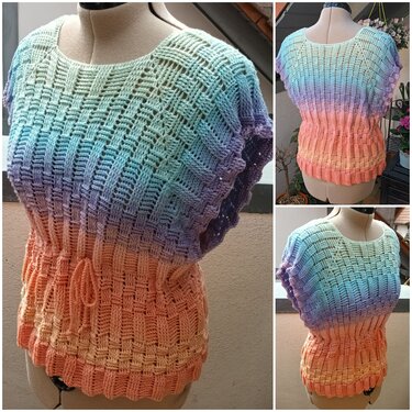 Gehäkeltes Damen-Top in Pastell-Ombré mit Korbmuster und Taillenzug auf einer Schneiderpuppe