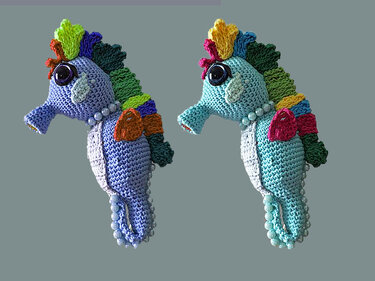 Zwei gehäkelte Seepferdchen Amigurumi in Blau- und Türkistönen mit buntem Kamm und Perlen