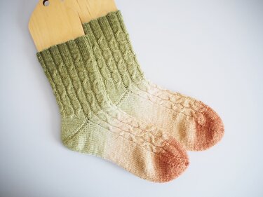 Wave - simple sock pattern with small cables - Knitting