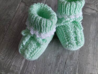 Strickanleitung Babyschuhe mit Zöpfchen!