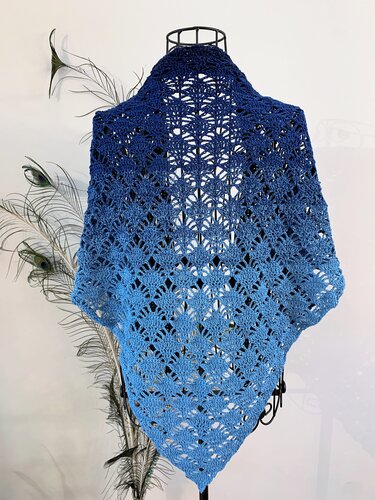 Gehäkeltes Dreieckstuch Blau-Ombré mit Spitzenmuster auf dunkler Schneiderpuppe