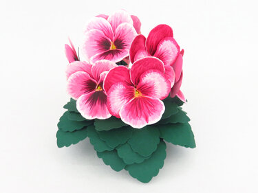 Rosa papiergefertigte Veilchen mit geschichteten grünen Papierblättern