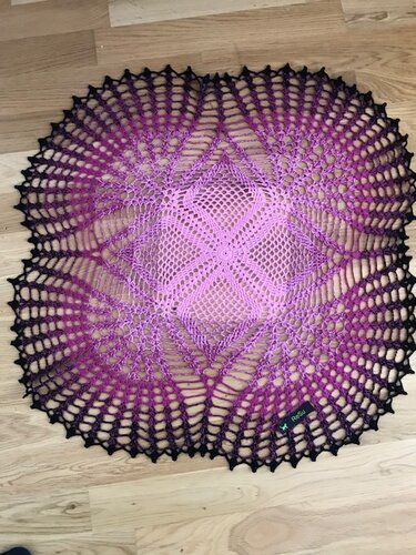 Rundes gehäkeltes Deckchen in Lila
Schwarz auf hellem Holzboden