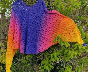 Gehäkelter Damenponcho in Blau, Pink, Orange und Gelb mit offenem Lochmuster