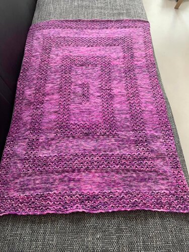 Rechteckige Strickdecke mit kraus-rechten Bereichen und Lochreihen in Pink- und Lilat
00f6nen
