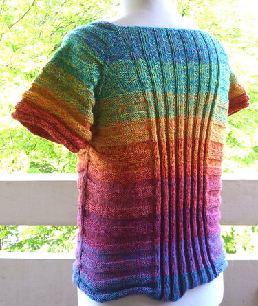 Rückenansicht eines gestrickten kurzärmeligen Damen-Shirts mit Farbverlauf und Rippenmuster auf einer Büste.