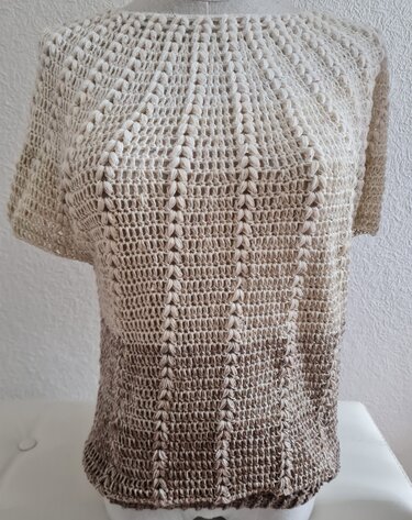 Vorderansicht gehäkeltes Damen-Shirt mit kurzem Ärmel und Creme‑Braunem Farbverlauf auf Schaufensterpuppe