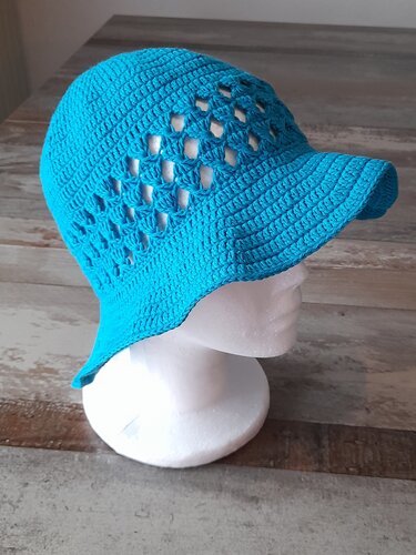 Gehäkelte türkise Damen-Sonnenmütze mit Schirm und Lochmuster