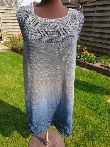 Ärmelloses Strick-Top in Grau-Blau Ombré mit Zierlochmuster am Oberteil und Spitzensaum auf einer Schneiderpuppe