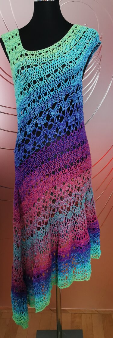 Ärmellose gehäkelte Tunika auf Schneiderpuppe, Farbverlauf von Grün über Blau, Violett bis Pink, Ajourmuster und geschwungener Saum