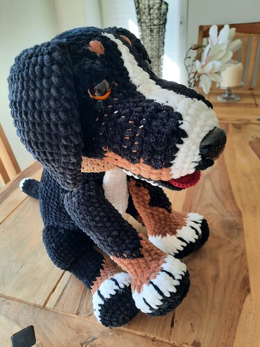 DIY Häkelanleitung für einen kuscheligen Berner Sennenhund