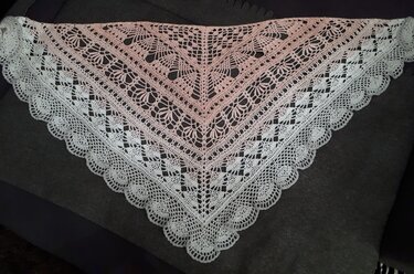 Gehäkeltes Dreieckstuch mit Spitzenmuster und gewellter Kante, flach ausgebreitet