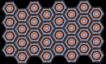 Modular angeordnete sechseckige Häkelblüten in Orange und Blau, zusammengestellt zu einem Ornament