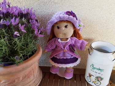Amigurumi-Puppe mit gehäkeltem Jäckchen, Rock, Hut und Schuhen