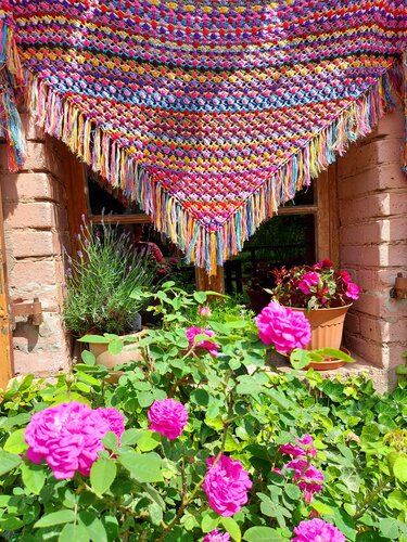 "Bani" - happy hippie shawl triangular for leftovers - Crochet