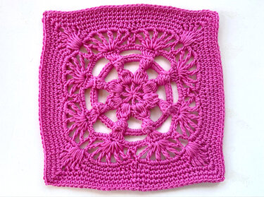 Pinkes gehäkeltes Quadrat mit offenem Blumenmuster