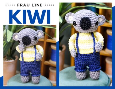 Gehäkelter Koala-Amigurumi mit grauem Garn, gelb-weiß gestreiftem Shirt und blauer Latzhose, stehend auf grüner Unterlage.