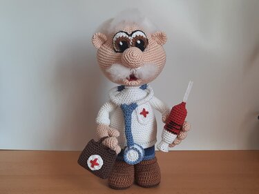 Gehäkelte Amigurumi-Arztpuppe mit Stethoskop, Spritze und Arztkoffer