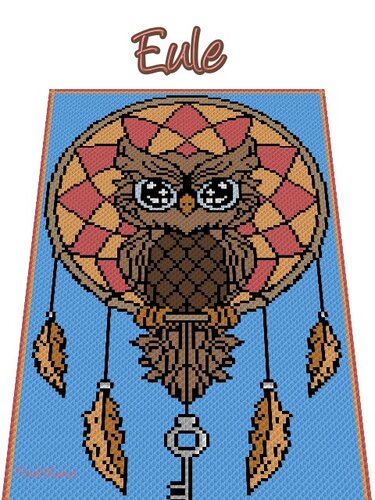 Pixelhäkelmuster einer braunen Eule in einem kreisförmigen Traumfänger mit hängenden Federn und Schlüssel auf hellblauem Hintergrund.