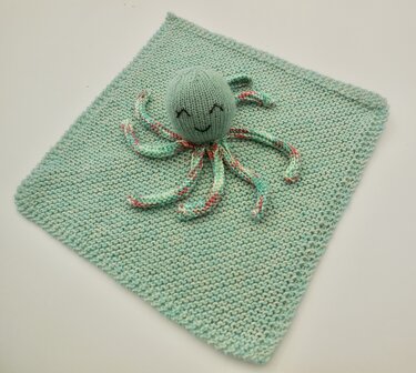 Mintgrünes gestricktes Schmusetuch mit lächelndem Oktopus und mehrfarbigen Tentakeln
