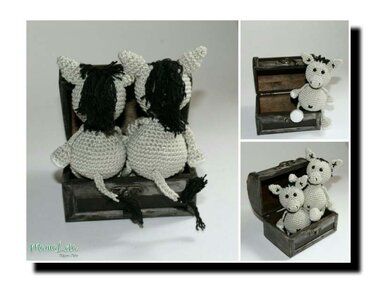 Drei Ansichten gehäkelter Esel-Amigurumis: zwei von hinten in einer offenen Holztruhe, weitere Vorderansichten rechts.