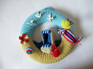 Gehäkelter Türkranz in Blau und Beige mit Strandkorb, Möwen, Rettungsring und Strandaccessoires