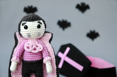 Halloween Amigurumi Häkelanleitung Vincenzo der Vampir