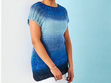 Gestricktes kurzärmeliges Damen-Shirt in Blau mit Ombre-Farbverlauf