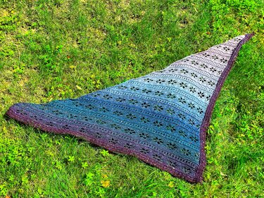 Crochet Pattern Triangular Scarf "Helike"