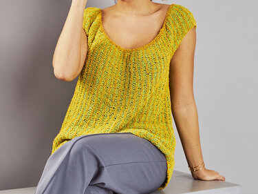 Gestricktes gelb-grünes Top mit V-Ausschnitt, sitzend, kombiniert mit grauer Hose