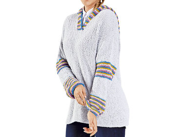 Hellgrauer, locker gestrickter Damenpullover mit V-Ausschnitt und mehrfarbigen Streifen an Ellenbogen und Bündchen