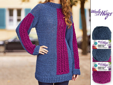 Gehäkelter Damenpullover blau mit fuchsiafarbenen Streifen an Ärmel und Vorderteil