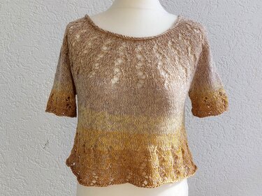 Gestricktes Damen-Shirt in Beige bis Goldgelb mit Lochmuster