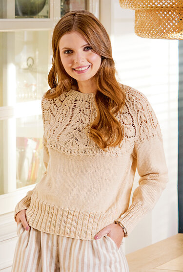 Strickanleitung: Pulli mit Blattmuster-Rundpasse in einem sanften Naturton