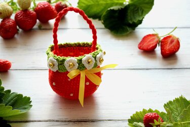 Dolls Strawberry Bag Crochet Pattern