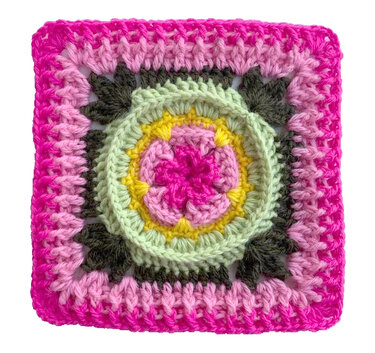 Quadratisches gehäkeltes Motiv mit blütenförmigem Zentrum in Pink, Hellgrün, Gelb und dunklem Grün, umgeben von pinker Umrandung
