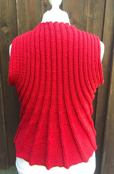 Rote gestrickte ärmellose Weste mit vertikalen Rippen, Rückansicht auf Schneiderbüste