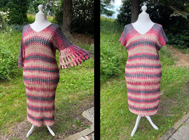 Gestreiftes gehäkeltes Midikleid auf Schneiderpuppe mit V-Ausschnitt, gezeigt mit ausgestellten Glockenärmeln und Kurzarm-Version.