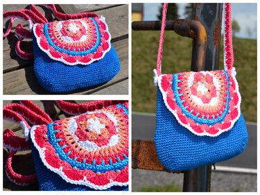 Blaue gehäkelte Umhängetasche mit bunter Mandala-Klappe und rosafarbenem Riemen.